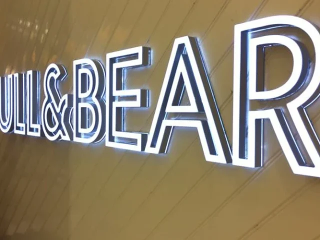 lighted-acrylic-white-mall-pull-bear-2
